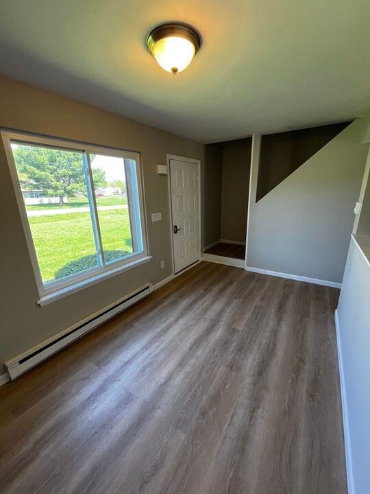 56 Suncrest Dr, Unit B in Waterford, NY - Foto de edificio