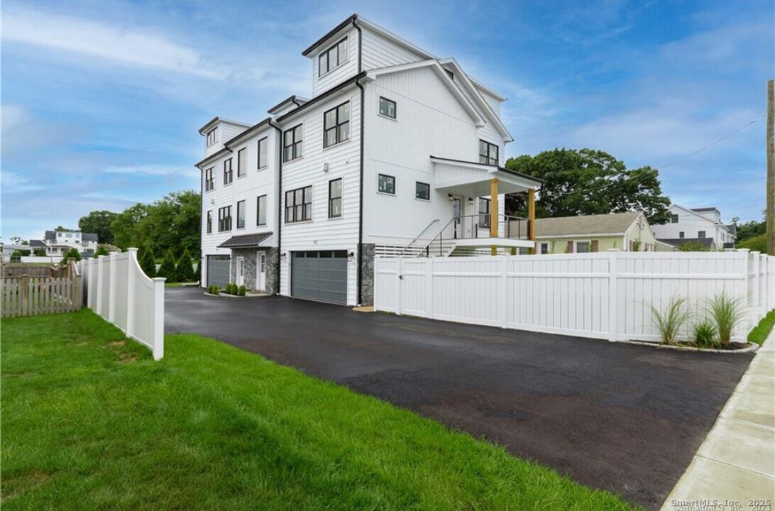 124 Fox St in Fairfield, CT - Building Photo