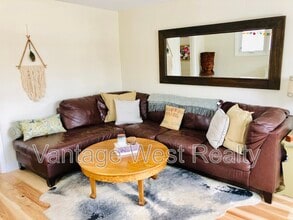 867 Rowcliffe Ave in Kelowna, BC - Building Photo - Building Photo