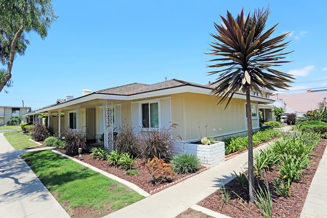 7551 Volga Dr in Huntington Beach, CA - Building Photo