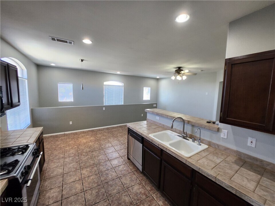 1500 Ruby Cliffs Ln in Las Vegas, NV - Building Photo