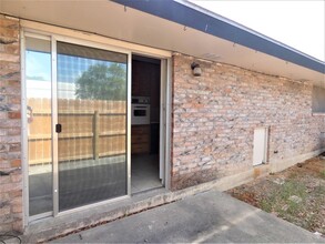 200 E Cleveland St in Beeville, TX - Foto de edificio - Building Photo