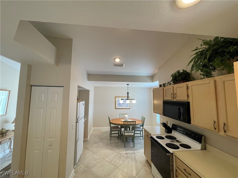 440 Wiggins Lake Ct in Naples, FL - Building Photo