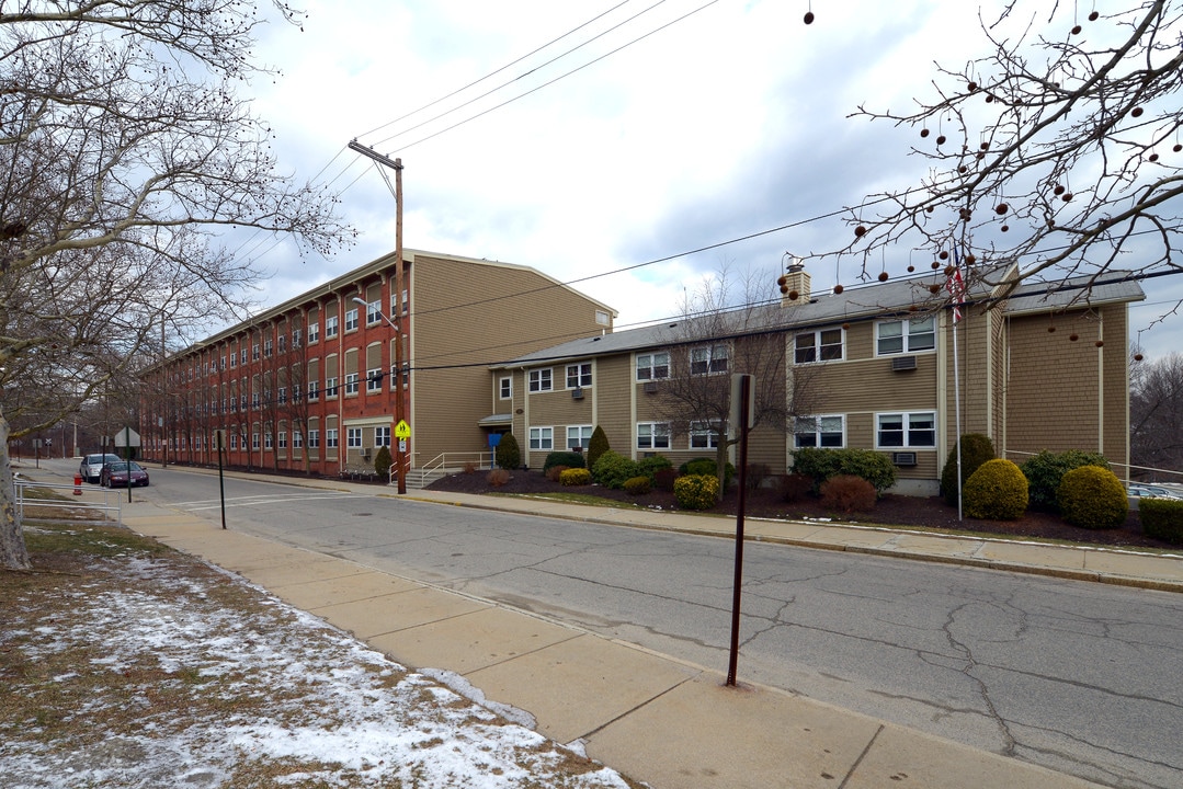 Fairmount Heights in Woonsocket, RI - Foto de edificio