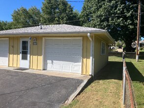 811 NW B St in Blue Springs, MO - Building Photo - Building Photo