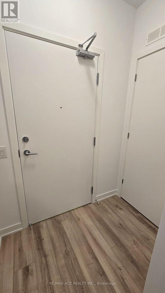 7439 Kingston Rd in Toronto, ON - Building Photo - Building Photo