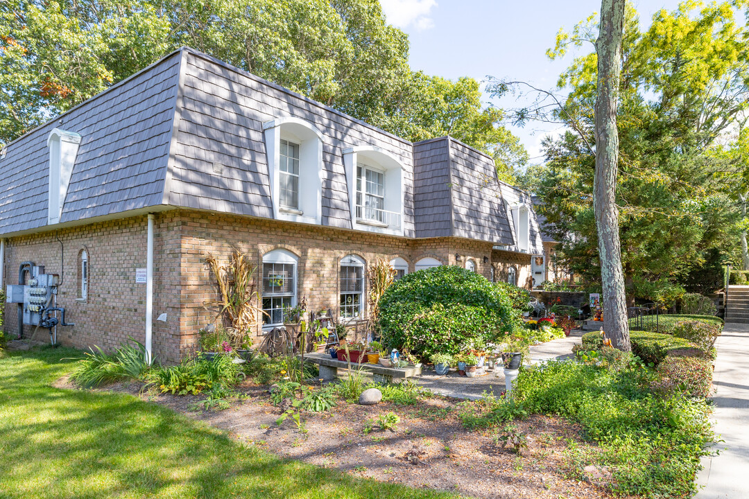 Les Jardin COOP in Coram, NY - Building Photo