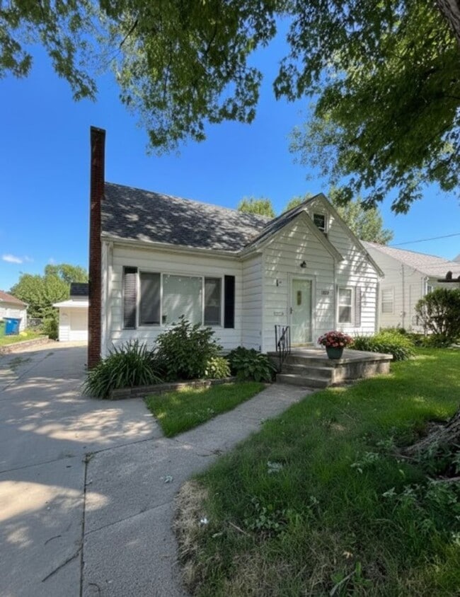 1801 W 6th St in Waterloo, IA - Building Photo - Building Photo