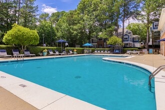 Hawthorne at the Parkway in Cary, NC - Foto de edificio - Building Photo