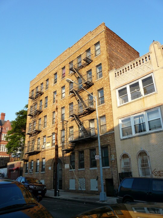 2307 Beaumont Ave in Bronx, NY - Foto de edificio