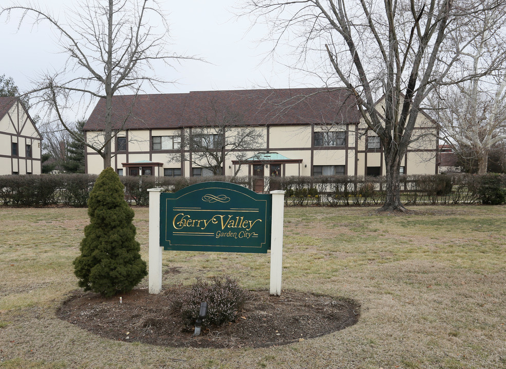 Cherry Valley in Garden City, NY - Foto de edificio