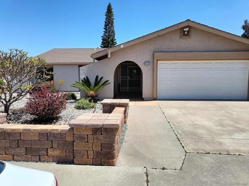 689 E J St in Chula Vista, CA - Building Photo