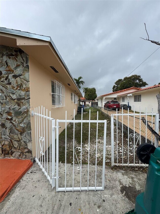 500 NW 43rd Pl in Miami, FL - Building Photo - Building Photo