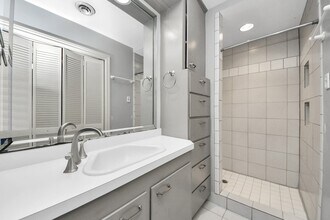 10514 Haddington Dr, Unit 9-0936E in Houston, TX - Building Photo - Building Photo