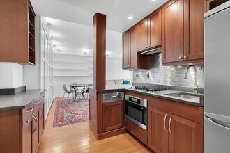 20 E 9th St in New York, NY - Building Photo - Building Photo