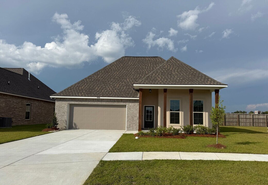 38486 Queen St in Prairieville, LA - Building Photo