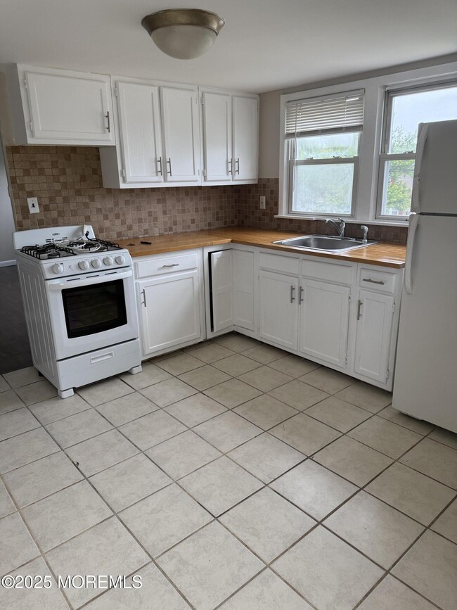 property at 8 Kendall Dr