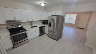 5880 NW 19th St in Lauderhill, FL - Building Photo