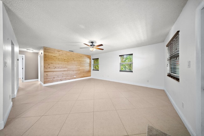2319 Tamarind Dr in Fort Pierce, FL - Building Photo - Building Photo