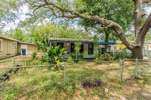 10704 N Annette Ave in Tampa, FL - Building Photo