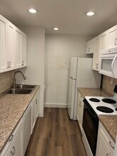 9302 SW 77th Ave in Miami, FL - Foto de edificio - Building Photo