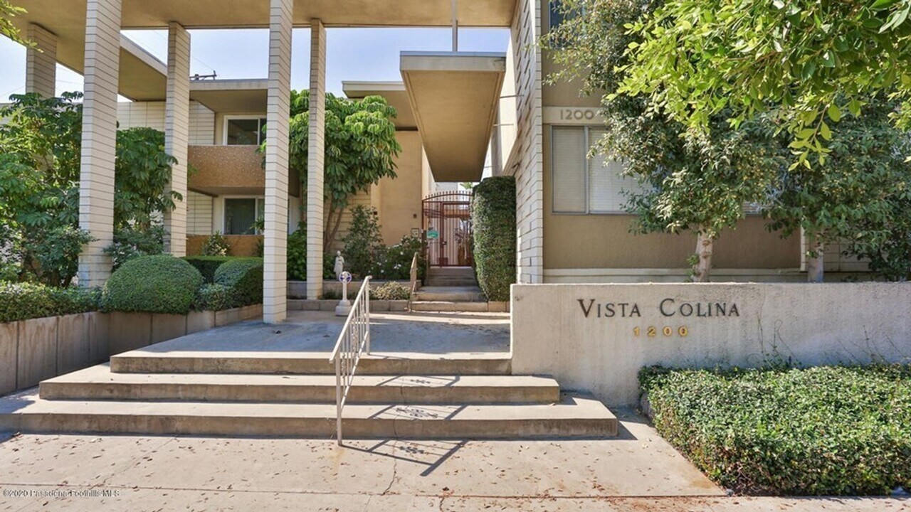 1200 W Huntington Dr in Arcadia, CA - Foto de edificio