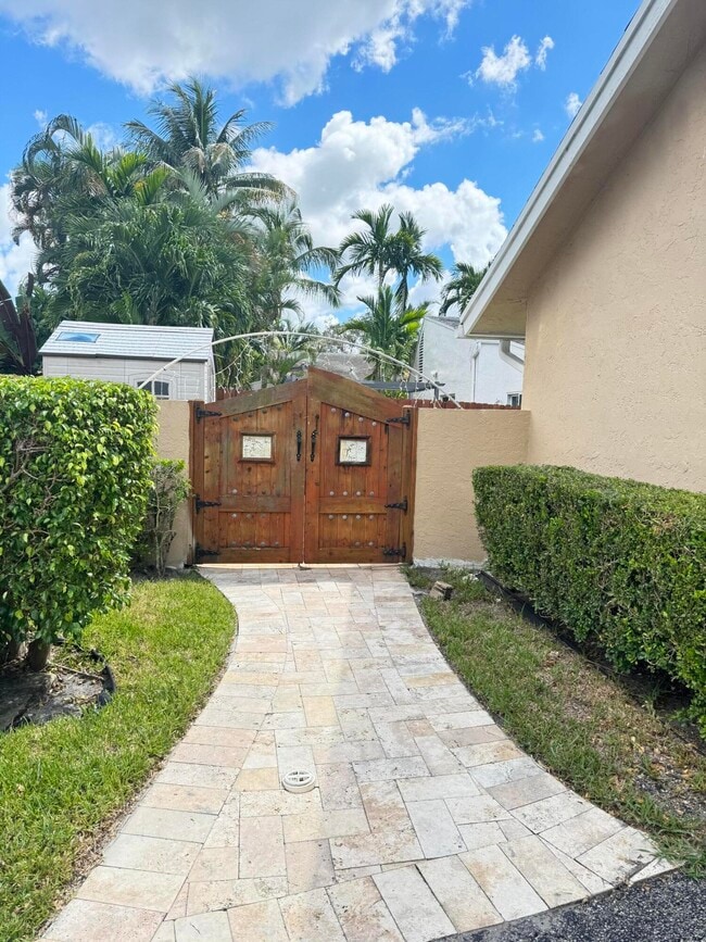 860 NW 21st Way in Delray Beach, FL - Building Photo - Building Photo