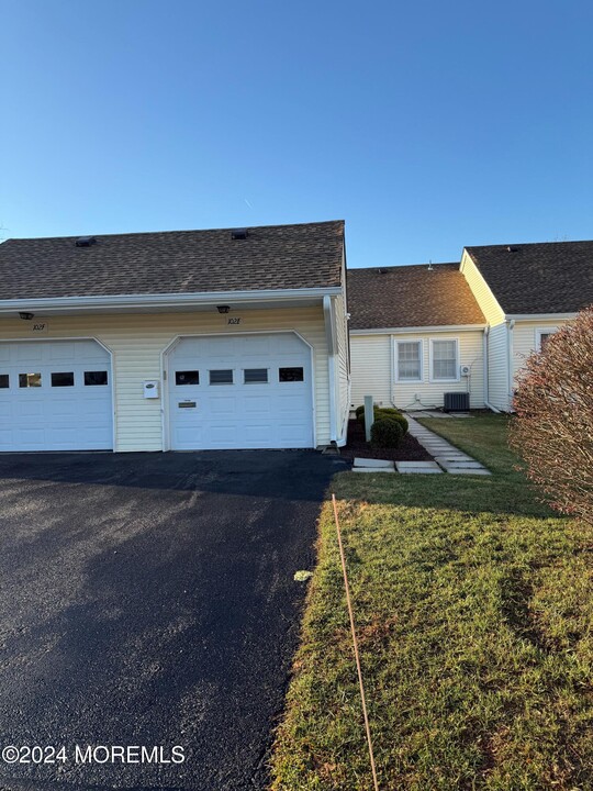 102 Broadgate Ct in Freehold, NJ - Building Photo