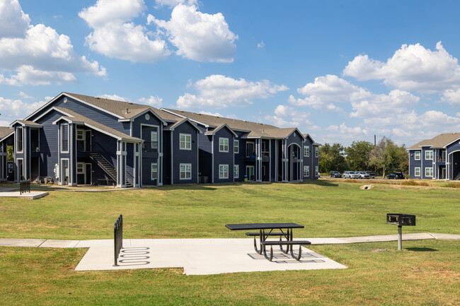 Champions Crossing in San Marcos, TX - Foto de edificio - Building Photo