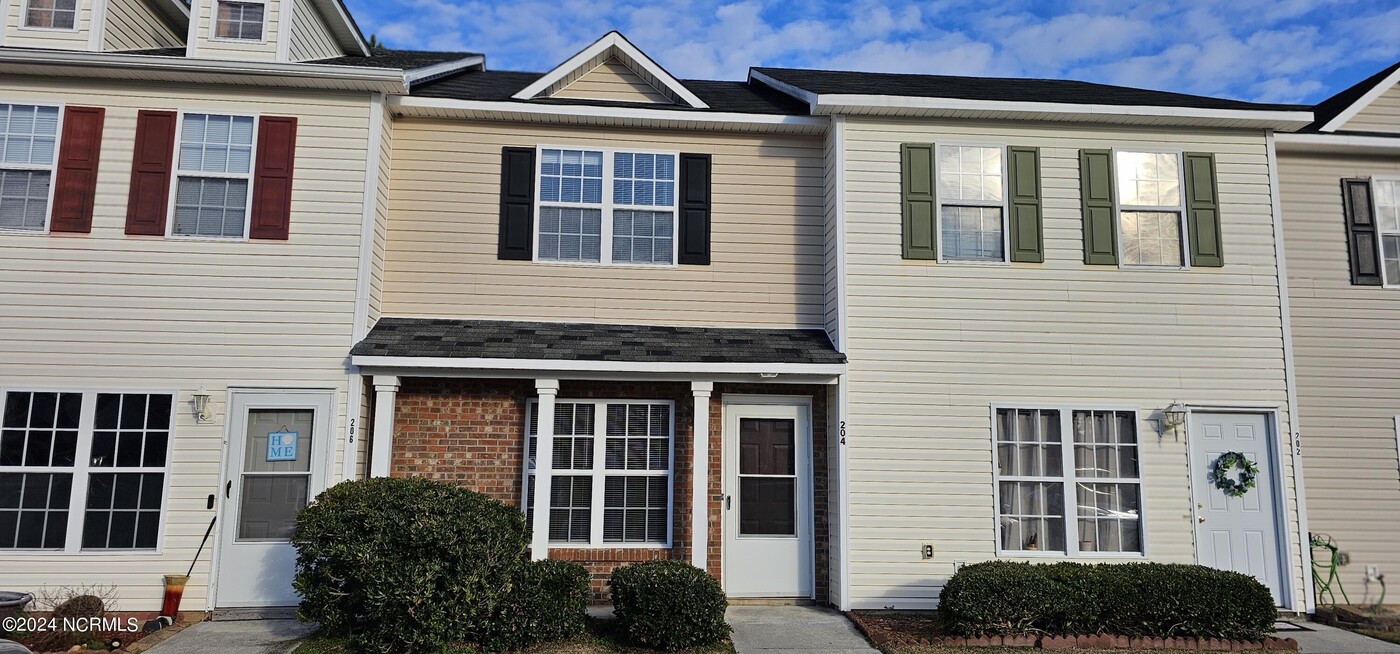 204 Fairwood Ct in Jacksonville, NC - Building Photo