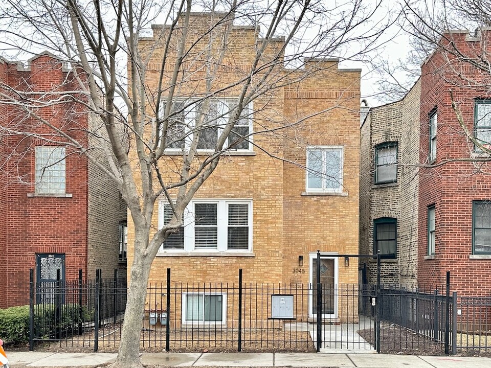 3045 W Addison St in Chicago, IL - Building Photo