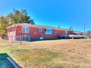 32450 New Hope Rd in Tecumseh, OK - Building Photo - Building Photo