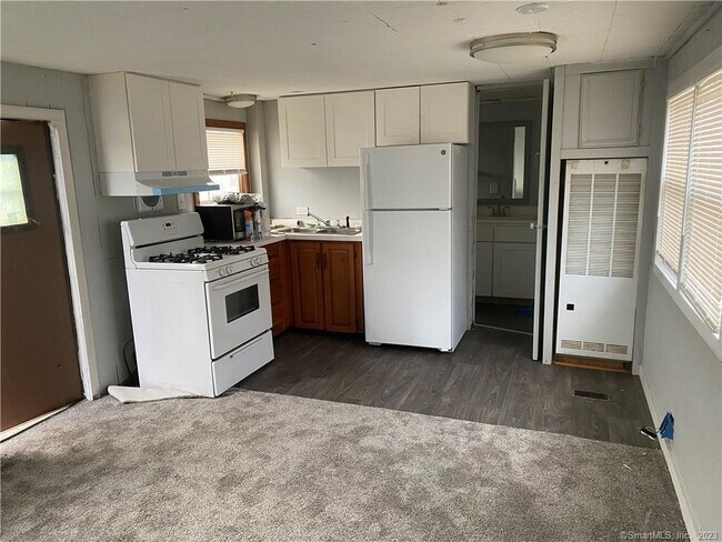 20 Woodland Dr in Waterford, CT - Building Photo - Building Photo