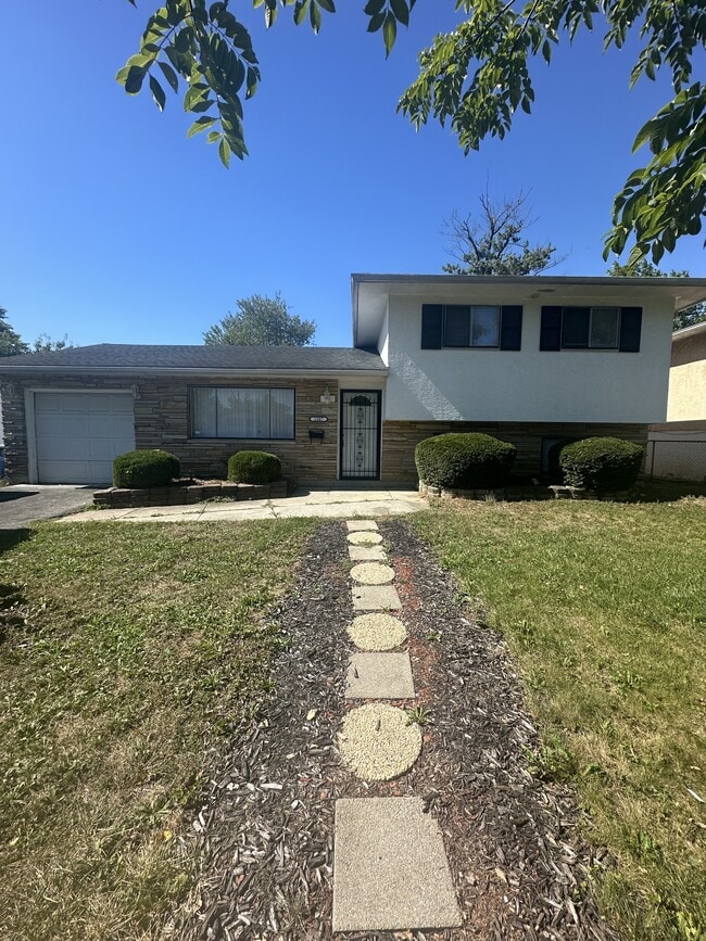 1587 Brentnell Ave in Columbus, OH - Building Photo - Building Photo