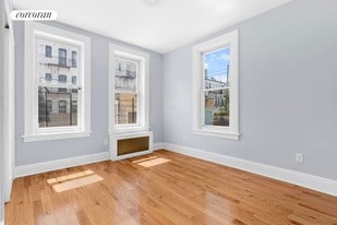 20-22-22 Linden St in Queens, NY - Building Photo