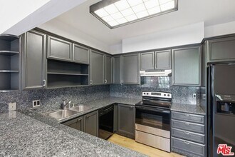 8960 Cynthia St, Unit 109 in West Hollywood, CA - Building Photo - Building Photo