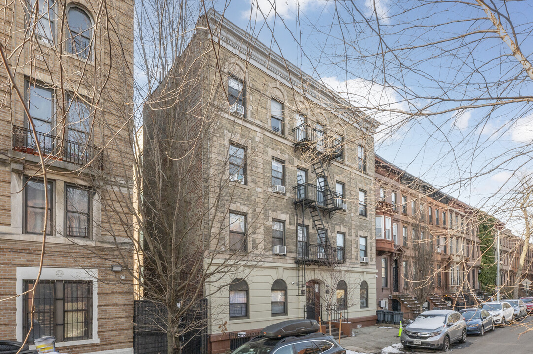 82 Downing St in Brooklyn, NY - Foto de edificio