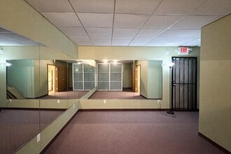 35 N Saginaw St in Pontiac, MI - Foto de edificio - Building Photo