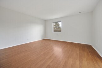 93 N Victoria Ln in Streamwood, IL - Building Photo - Building Photo