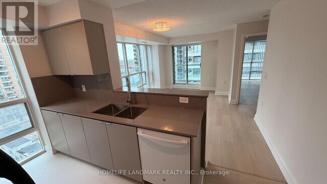 28 Olive Ave in Toronto, ON - Building Photo - Building Photo