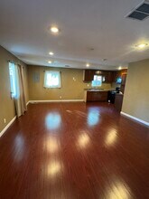 18401 Arminta St in Reseda, CA - Foto de edificio - Building Photo