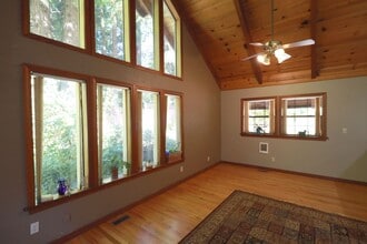 5279 Kneeland Rd in Kneeland, CA - Foto de edificio - Building Photo