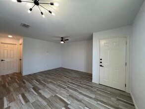 2717 N Arkansas Ave in Laredo, TX - Building Photo - Building Photo