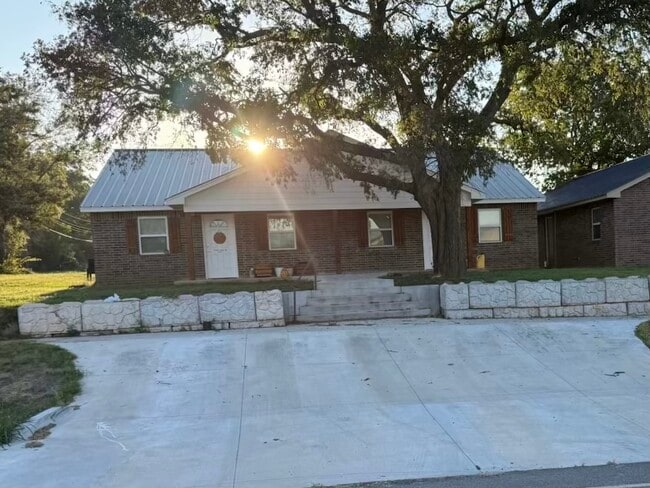 property at 402 S Main St