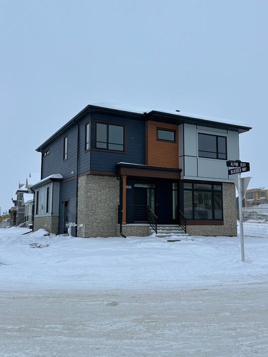 10 Alpine Dr SW in Calgary, AB - Building Photo