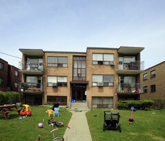 10 Fraserwood Ave in Toronto, ON - Building Photo