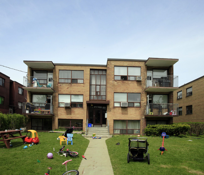 10 Fraserwood Ave in Toronto, ON - Building Photo - Primary Photo