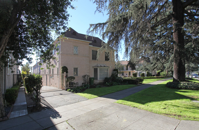 The Chateau in Los Angeles, CA - Building Photo - Building Photo