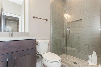 870 W Lill Ave, Unit 2 in Chicago, IL - Building Photo - Building Photo