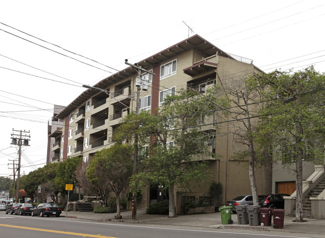 Grand Lake Towers in Oakland, CA - Foto de edificio - Building Photo